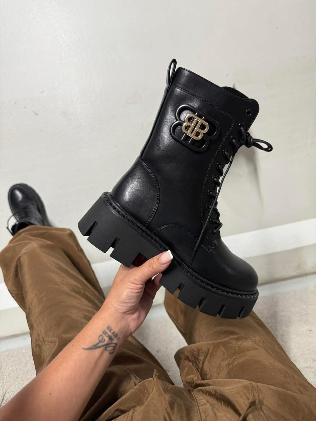 Auliniai Logan Leather